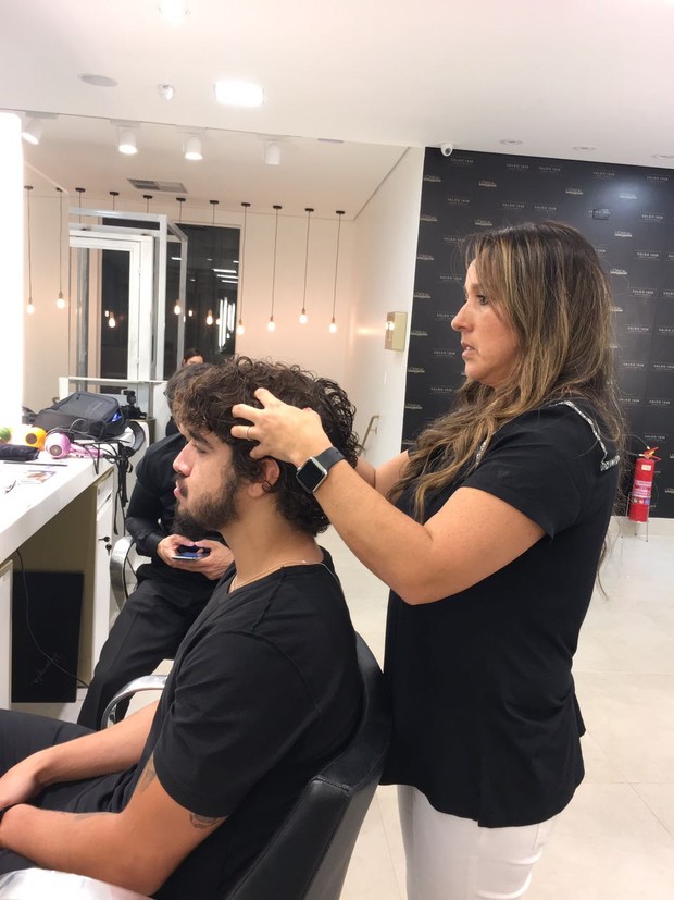 O ator com Rosângela Araújo e vendo como domar a cabeleira (Foto: Divulgação/ Emerson Lima)